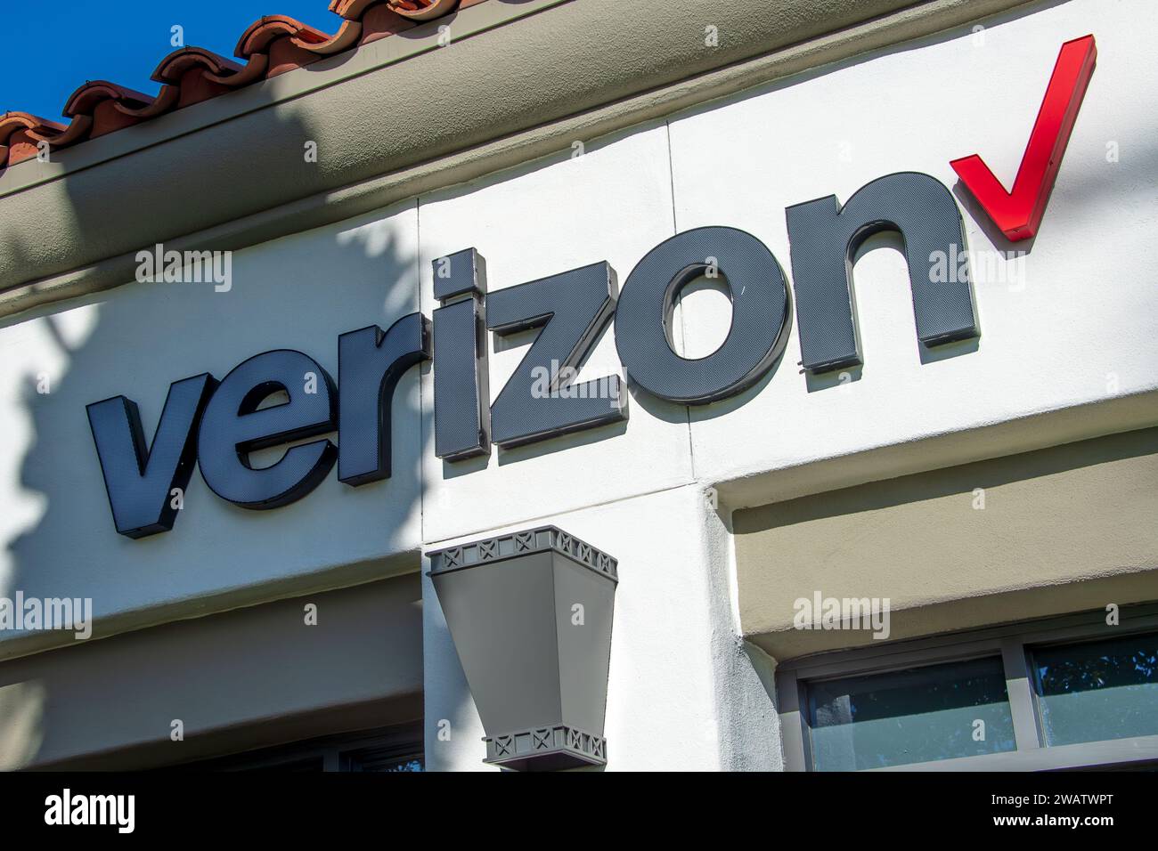 Rancho Cucamonga, KALIFORNIEN - 25. Dezember 2023: VERIZON Communications ist ein US-amerikanischer multinationaler Telekommunikationskonzern mit einem großen drahtlosen Netzwerk. Stockfoto