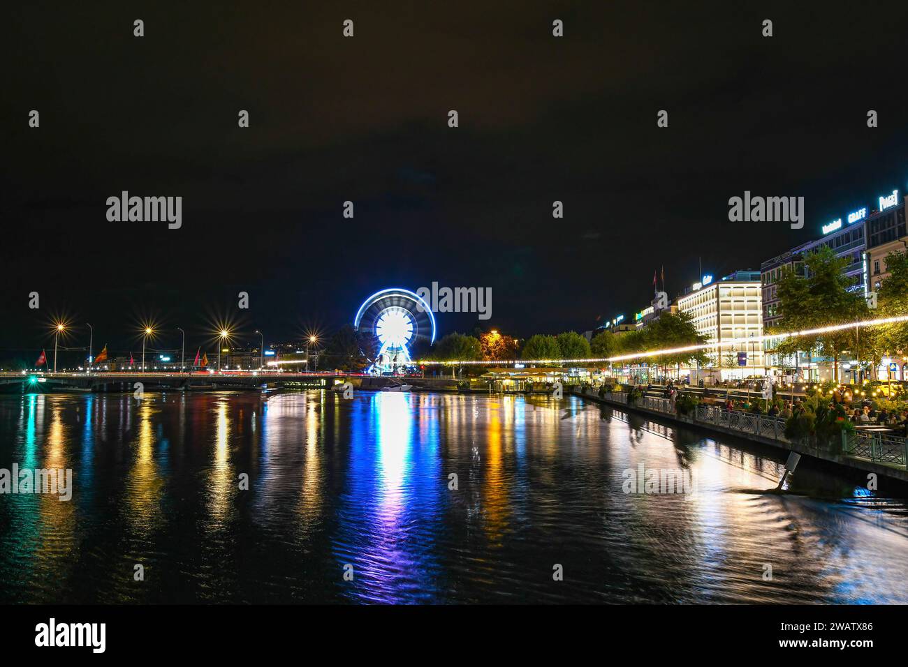 Genf, Schweiz 8. September 2023: Nächtlicher Blick auf den Fluss mit wunderschönen Reflexionen der Stadt Genf in der Schweiz Stockfoto