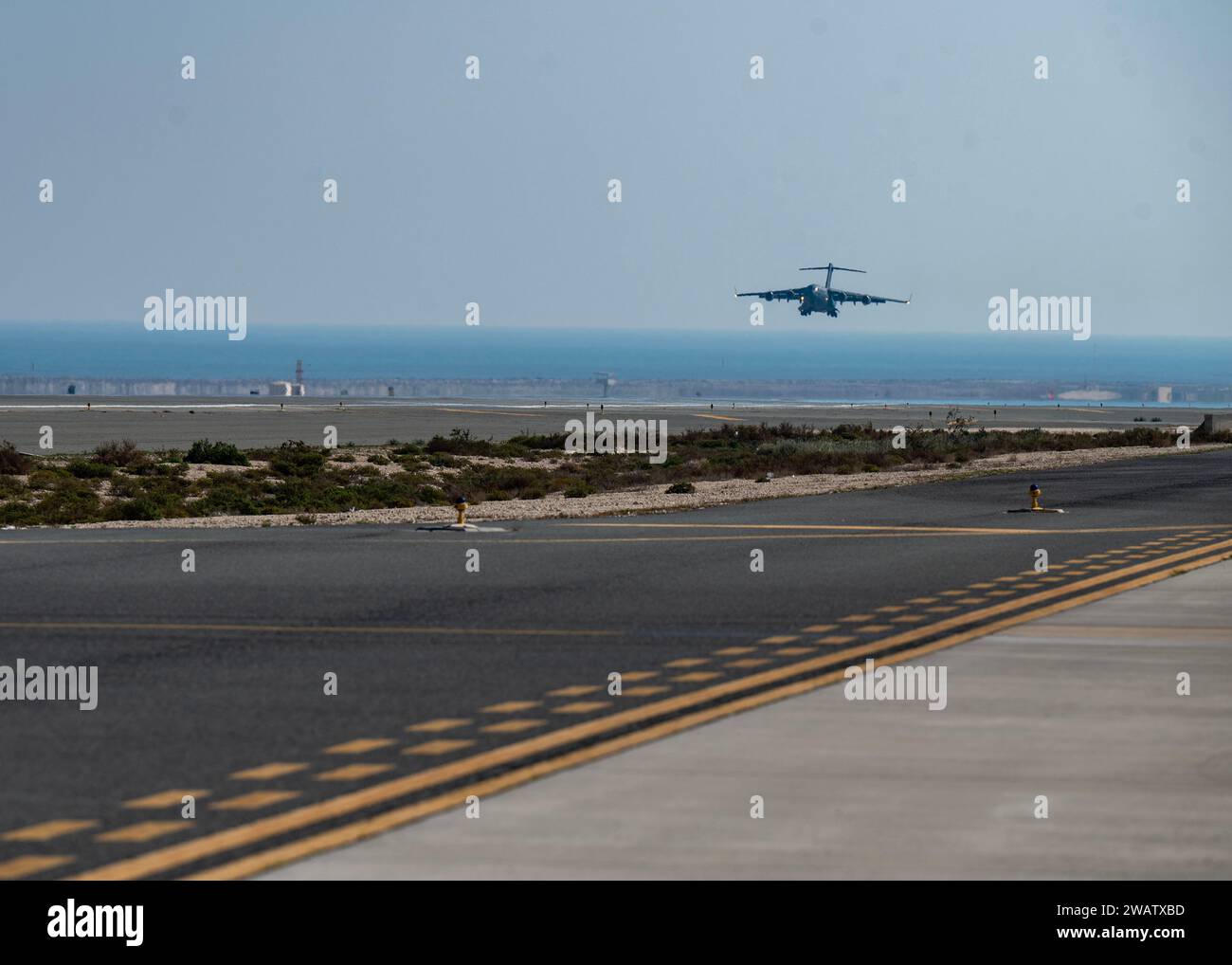 Ein C-17 Globemaster III landet an einem unbekannten Ort im US Central Command Area of Responsibility, 5. Januar 2024. Die C-17 war Teil einer Übung, die fast vierteljährlich mit der Royal Bahraini Air Force durchgeführt wird, um die schnellen Expeditionsfähigkeiten der US Air Force durch die Integration von Agile Combat Employment Zielen zu unterstützen. (Foto der U.S. Air Force von Senior Airman Sarah Williams) Stockfoto
