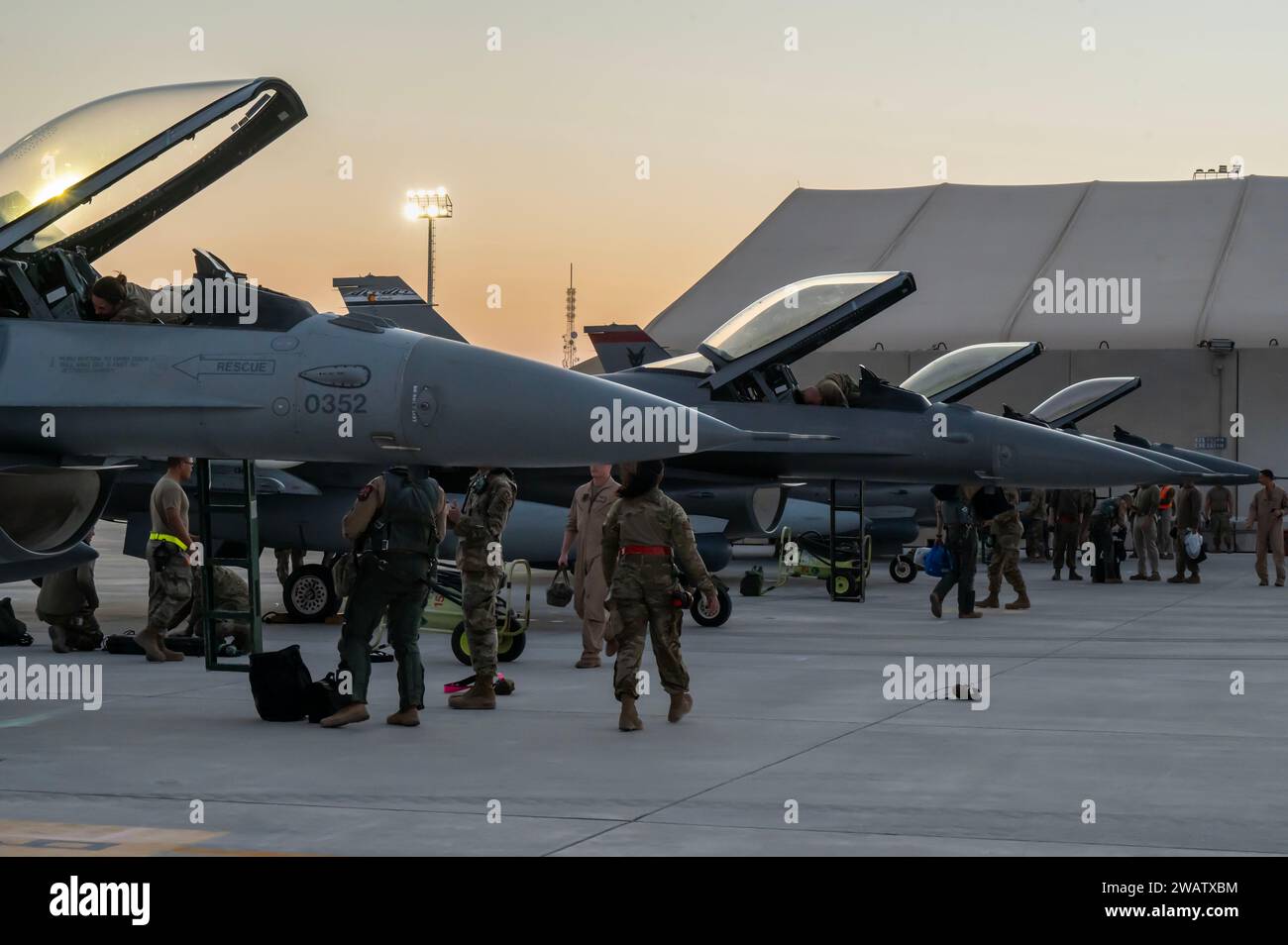 Die F-16 der US Air Force führen Flugzeugführer und Besatzungschefs an einem nicht offenbarten Ort im US-Zentralkommando-Zuständigkeitsbereich, 6. Januar 2024, nach dem Flug Operationen durch. Als Routineübung findet Ballast Cannon fast vierteljährlich mit der Royal Bahraini Air Force statt, um die schnellen Expeditionsfähigkeiten der U.S. Air Force durch die Integration von Agile Combat Employment Objectives für F-16 Fighting Falcon, KC-135 Stratotanker und operatives Hilfspersonal zu unterstützen. Diese Übung ermöglichte es Total Force Airmen, einzigartige Lösungen in strenger Umgebung zu entwickeln. (Foto der U.S. Air Force von Senio Stockfoto