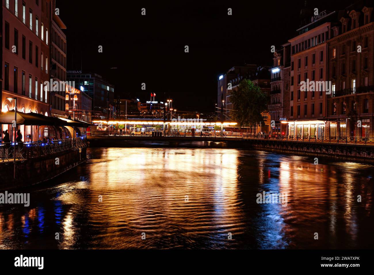 Genf, Schweiz 8. September 2023: Nächtlicher Blick auf den Fluss mit wunderschönen Reflexionen der Stadt Genf in der Schweiz Stockfoto