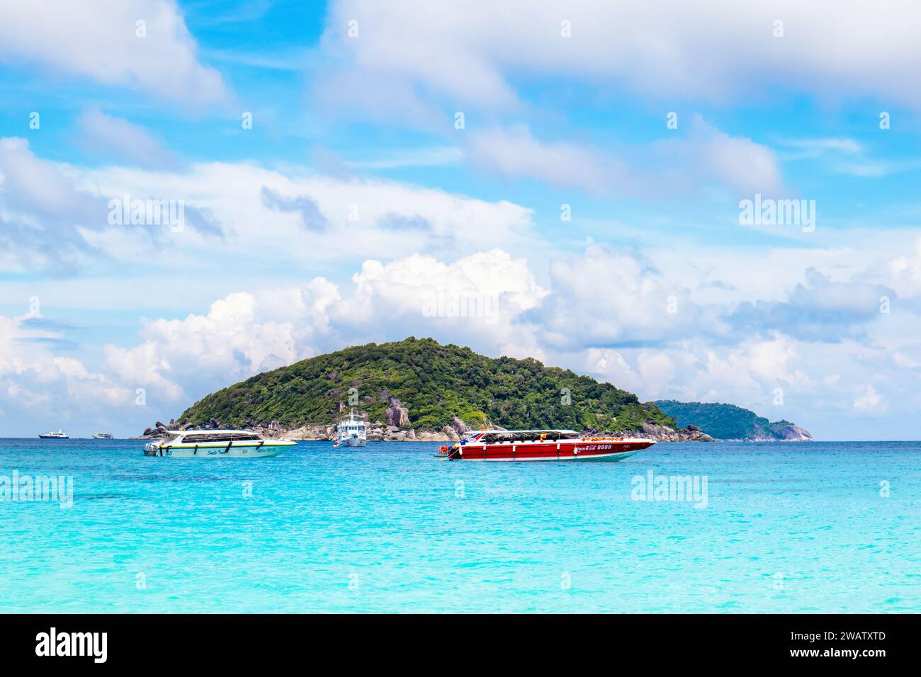 Similan Inseln - 10. November 2023: Kreuzfahrtschiffe in der Nähe der Similan Inseln mit paradiesischer Aussicht, Schnorchel- und Tauchplätzen Stockfoto