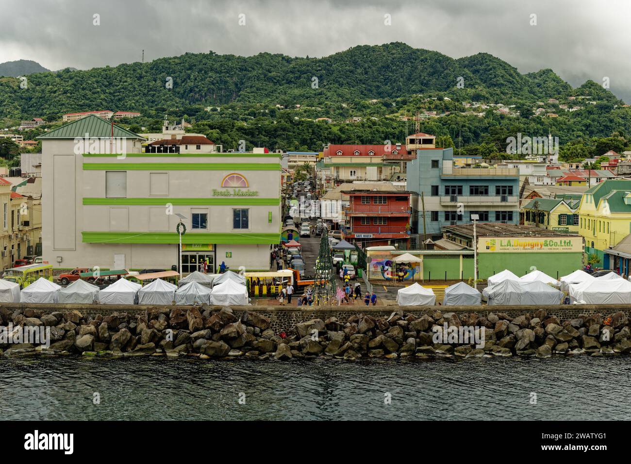 ROSEAU, DOMINICA – 5. Dezember 2023: Dominica ist ein Inselstaat auf den Westindischen Inseln. Die Wirtschaft der Insel erholt sich noch immer von der COVID-Lockdown Stockfoto