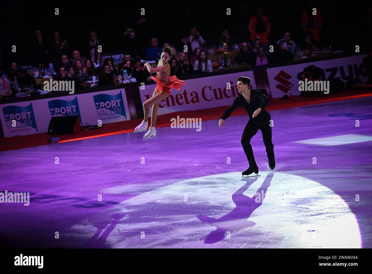 Bologna, Italien. Januar 2024. Lucrezia Beccari und Matteo Gurise spielen 2024 Bol on Ice - Plushenko and Friends, Eislaufwettbewerb in Bologna, Italien, 06. Januar 2024 Credit: Independent Photo Agency/Alamy Live News Stockfoto