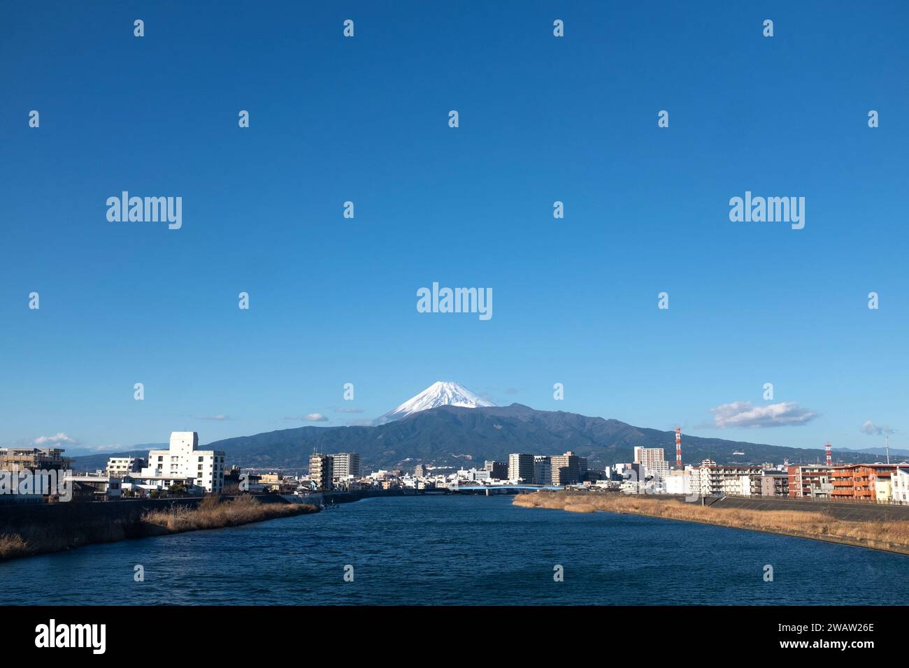 Der schneebedeckte Gipfel des Fuji, der an einem sonnigen Tag vom Kano aus in Numazu City in der Präfektur Shizuoka, Japan, zu sehen ist Stockfoto