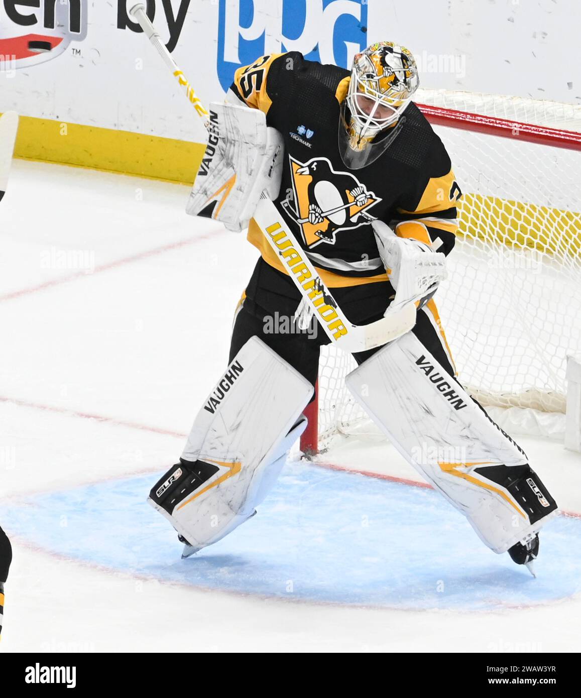 Pittsburgh, Usa. Januar 2024. Der Torwart Tristan Jarry (35) der Pittsburgh Penguins springt am Samstag, den 6. Januar 2024, um den zweiten Schuss gegen die Buffalo Sabres in der PPG Paints Arena in Pittsburgh zu blockieren. Foto von Archie Carpenter/UPI. Quelle: UPI/Alamy Live News Stockfoto