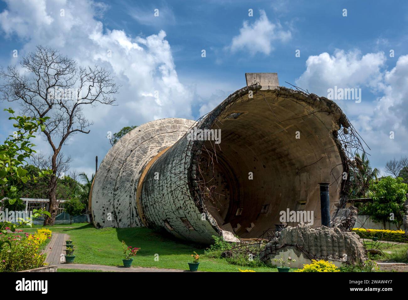 Die Ruinen des Kilinochchi Water Tower auf der Autobahn A9, der von den Tamil Tigers während des Sri-lankischen Bürgerkriegs gesprengt wurde. Stockfoto