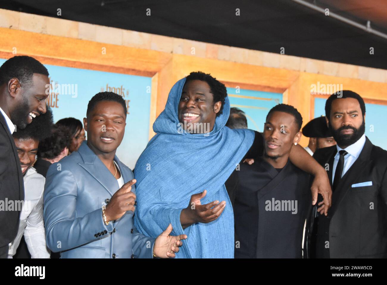 Los Angeles, Kalifornien, USA 5. Januar 2024 (L-R) Schauspieler Omar Sy, Schauspieler David Oyelowo, Regisseur Jeymes Samuel, Schauspieler Micheal Ward und Schauspieler Nicholas Pinnock besuchen Sony Pictures the Book of Clarence Los Angeles Premiere im David Geffen Theater im Academy Museum of Motion Pictures am 5. Januar. 2024 in Los Angeles, Kalifornien, USA. Foto: Barry King/Alamy Stock Photo Stockfoto