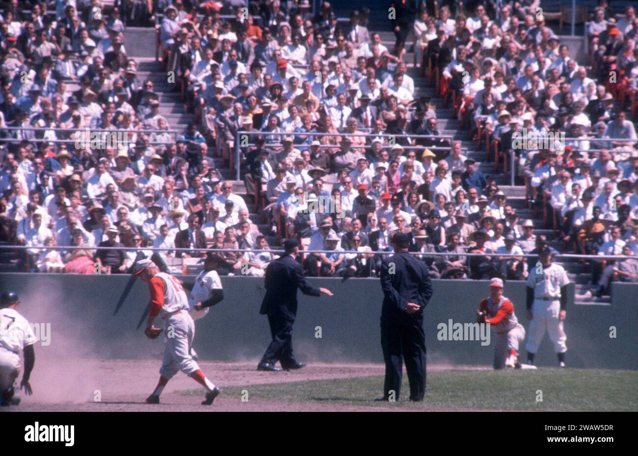 SAN FRANCISCO, KALIFORNIEN – 6. JULI: Don Blasingame #19 der Cincinnati Reds wirft den Ball an den ersten Baseman Gordy Coleman #18 Willie Mays #24 der San Francisco Giants schlägt den Wurf, während Tom Gorman und Ed Sudol während eines MLB-Spiels am 6. Juli auf die Bühne schauen. 1961 im Candlestick Park in San Francisco, Kalifornien. (Foto: Hy Peskin) *** örtlicher Bildtitel *** Don Blasingame; Harvey Kuenn; Willie Mays; Tom Gorman; Ed Sudol Stockfoto