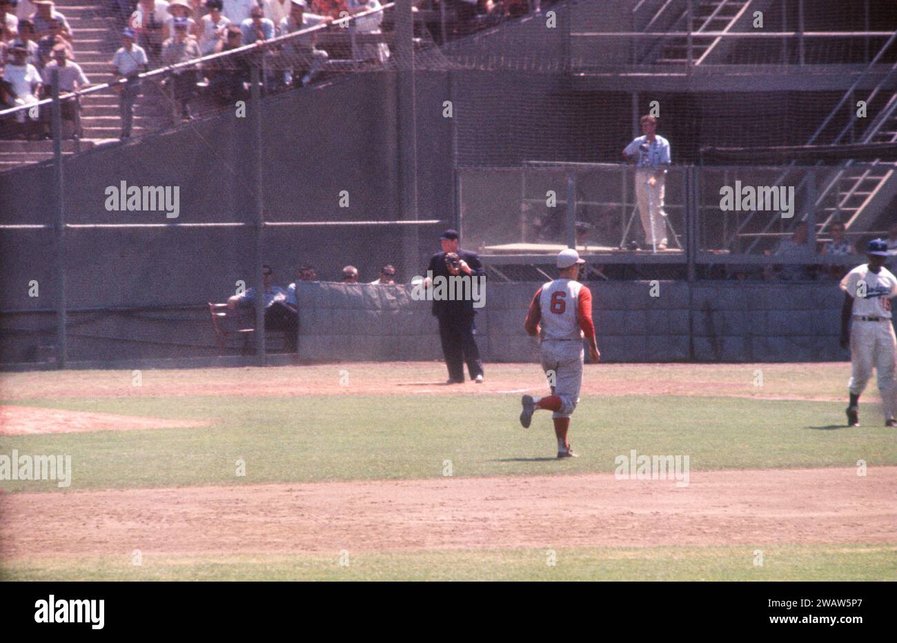 LOS ANGELES, KALIFORNIEN – 9. JULI: Johnny Edwards #6 der Cincinnati Reds läuft während eines MLB-Spiels gegen die Los Angeles Dodgers am 9. Juli 1961 im Los Angeles Memorial Coliseum in Los Angeles zurück. (Foto von Hy Peskin) *** örtlicher Bildtitel *** Johnny Edwards Stockfoto
