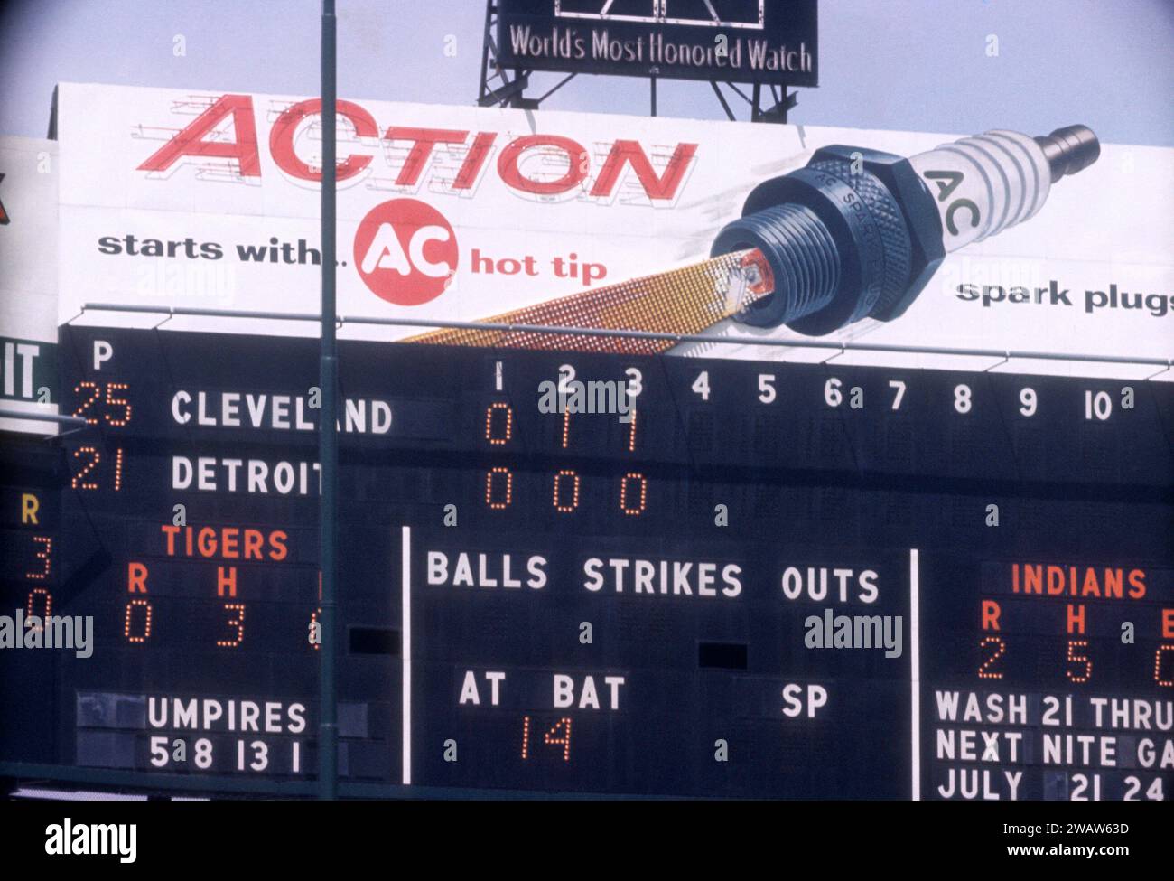 DETROIT, MI - 5. JULI: Allgemeine Ansicht der Anzeigetafel während eines MLB-Spiels mit den Cleveland Indians und den Detroit Tigers am 5. Juli 1959 im Briggs Stadium in Detroit, Michigan. (Foto: Hy Peskin) Stockfoto