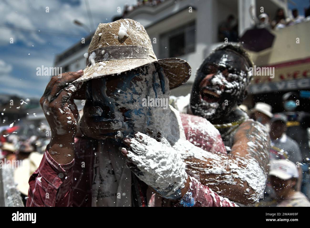 Pasto, Kolumbien. Januar 2024. Während des Karnevals von Negros y Blancos (Karneval der Schwarzen und Weißen) spielen die Menschen mit Carioca (Einem Festschaum) während der „Desfile Magno“-Parade der Wagen in Pasto, Kolumbien, am 6. Januar 2024. Foto: Camilo Erasso/Long Visual Press Credit: Long Visual Press/Alamy Live News Stockfoto