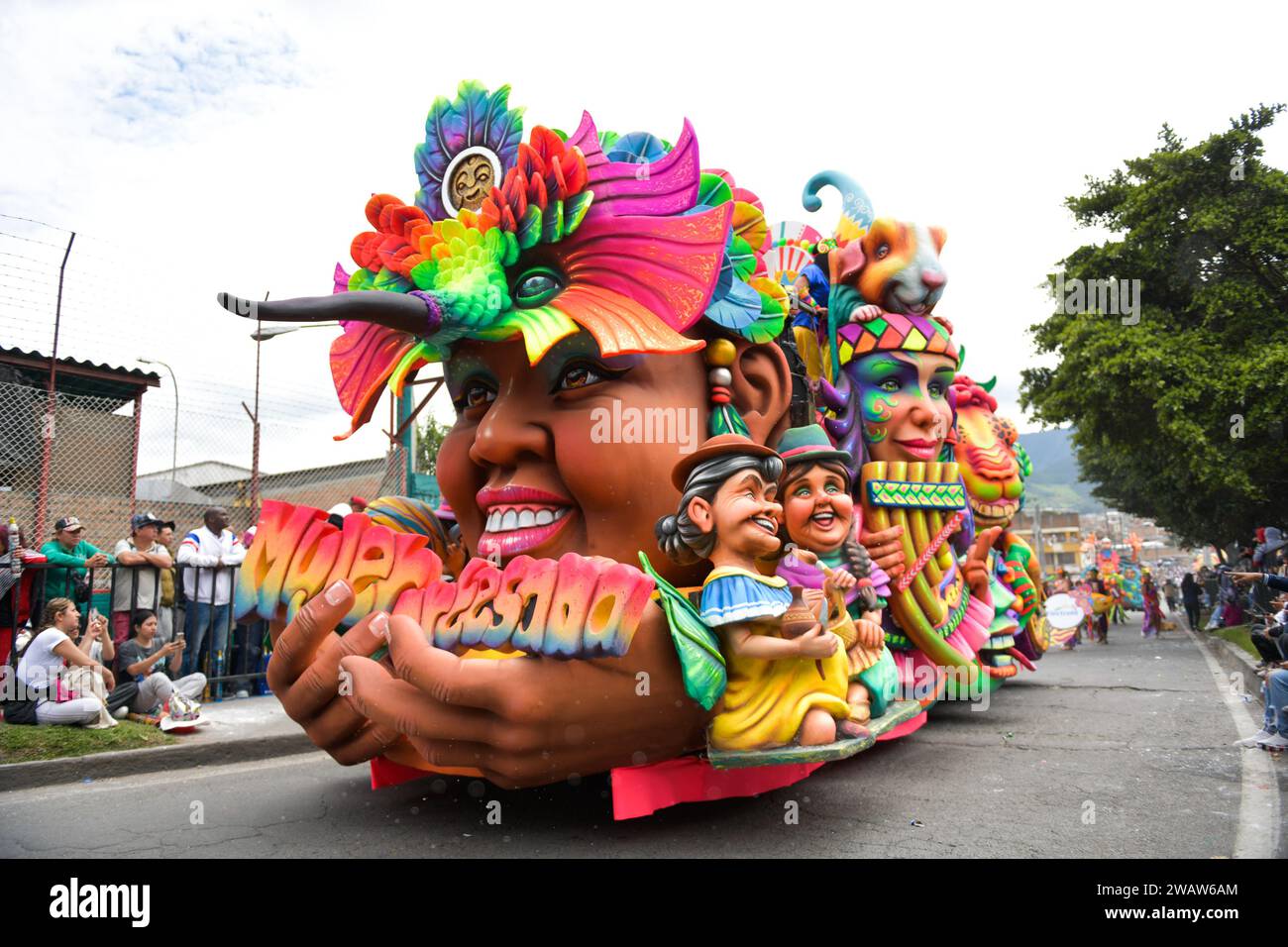 Pasto, Kolumbien. Januar 2024. Während des Karnevals von Negros y Blancos „Schwarze und Weiße Karnevals“ während der „Desfile Magno“-Parade der Wagen in Pasto, Kolumbien, am 6. Januar 2024 treten Künstler auf kulturell bedeutenden Wagen auf. Foto: Camilo Erasso/Long Visual Press Credit: Long Visual Press/Alamy Live News Stockfoto