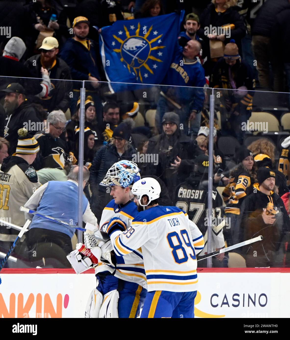 Pittsburgh, Usa. Januar 2024. Buffalo Sabres rechtskräftiger Alex Tuch (89) und Buffalo Sabres Torwart Ukko-Pekka Luukkonen (1) feiern den Sieg 3-1 gegen die Pittsburgh Penguins in der PPG Paints Arena in Pittsburgh am Samstag, den 6. Januar 2024. Foto von Archie Carpenter/UPI. Quelle: UPI/Alamy Live News Stockfoto