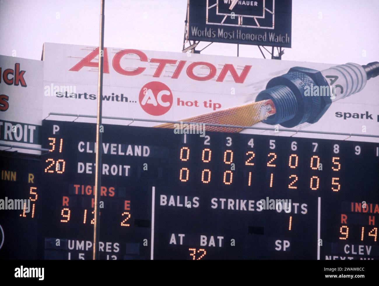 DETROIT, MI - 4. JULI: Allgemeine Ansicht der Anzeigetafel während eines MLB-Spiels mit den Cleveland Indians und den Detroit Tigers am 4. Juli 1959 im Briggs Stadium in Detroit, Michigan. (Foto: Hy Peskin) Stockfoto