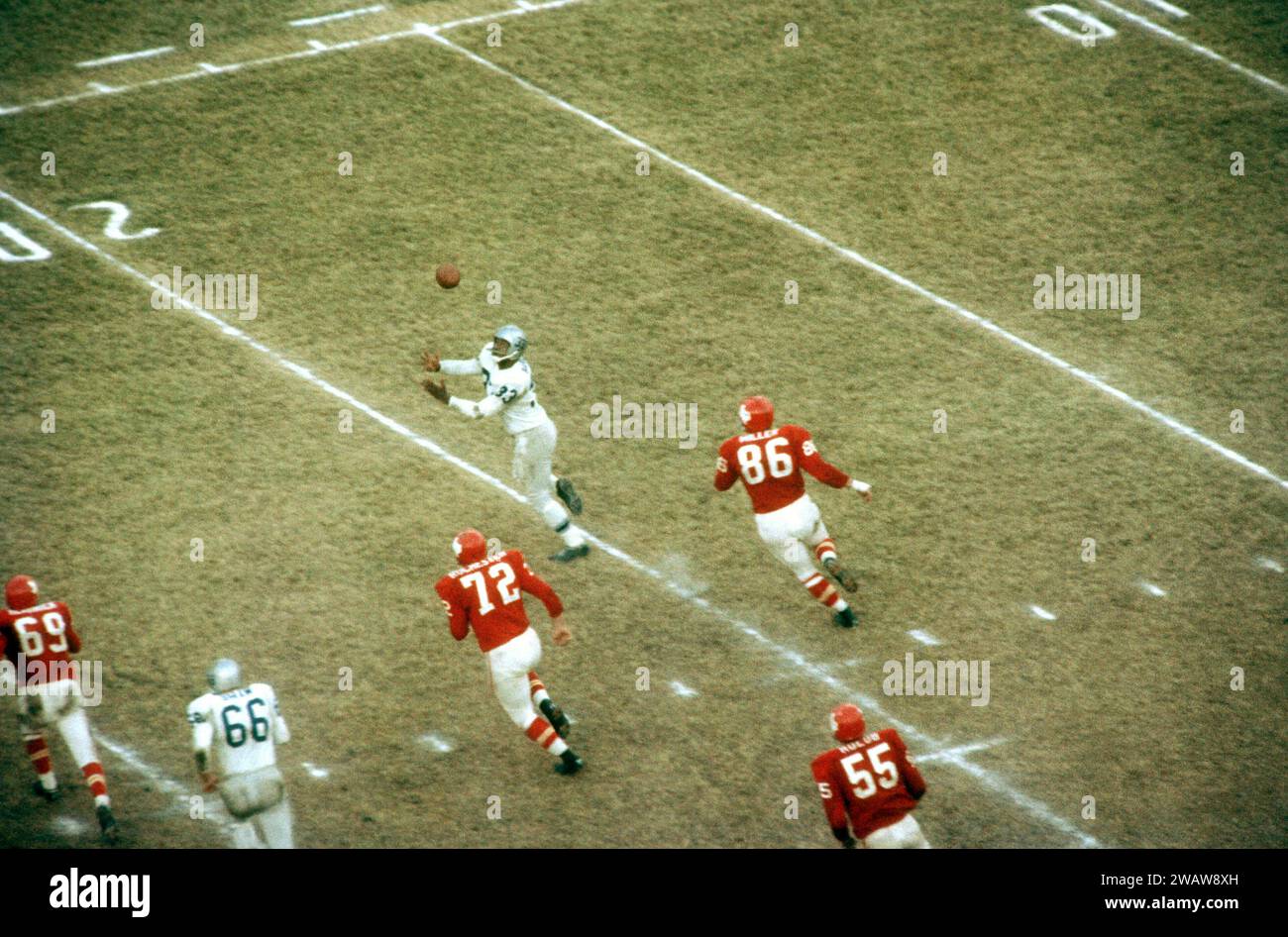 DALLAS, TX – 12. NOVEMBER: Art Baker #33 der Buffalo Bills versucht am 12. November 1961 im Cotton Bowl in Dallas, Texas, beim AFL-Spiel gegen die Dallas Texans den Fang zu machen. (Foto von Hy Peskin) *** örtliche Unterschrift *** Art Baker Stockfoto