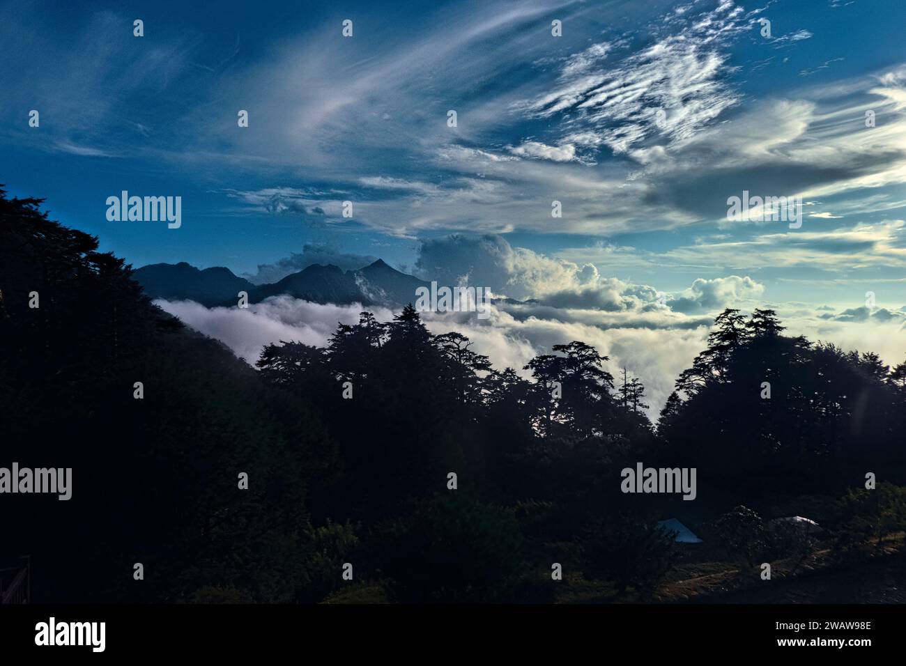 Wolken, die sich unter dem Nenggao Peak, Tianchi Lodge, Nantou, Taiwan, erheben Stockfoto