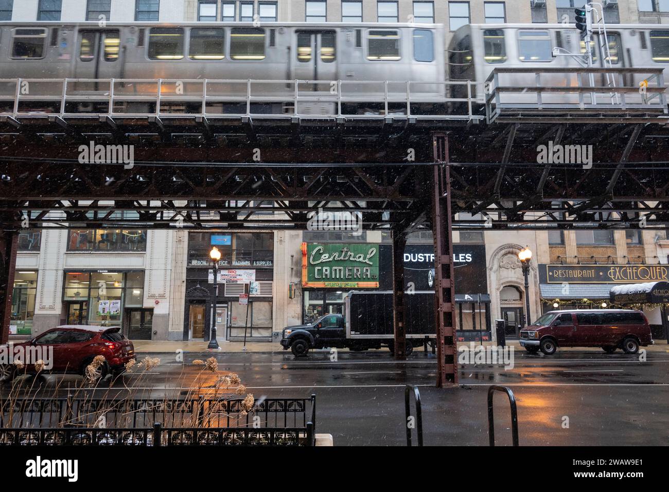 Chicago, USA. 6. Januar 2024. Chicago Wetter: Ein CTA-Zug fährt in der Loop vorbei, als der erste signifikante Schnee in der Stadt fällt. Vor dem Schneefall war das Wetter ungewöhnlich warm, aber für die nächste Woche wird noch mehr schwererer Schnee prognostiziert. Quelle: Stephen Chung / Alamy Live News Stockfoto Chicago, USA. 6. Januar 2024. Chicago Wetter: Ein CTA-Zug fährt in der Loop vorbei, als der erste signifikante Schnee in der Stadt fällt. Vor dem Schneefall war das Wetter ungewöhnlich warm, aber für die nächste Woche wird noch mehr schwererer Schnee prognostiziert. Quelle: Stephen Chung / Alamy Live News Stockfoto
