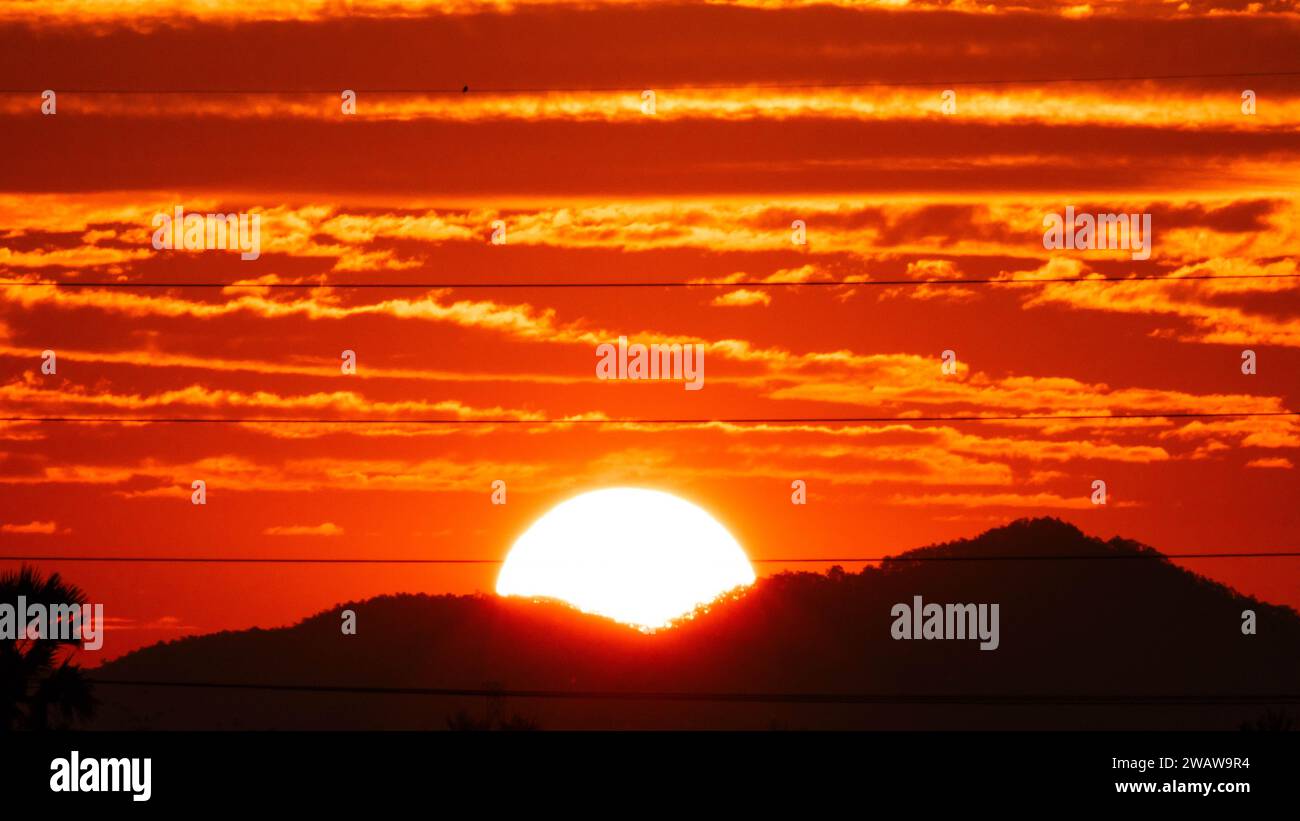 Zeitraffer des wunderschönen Himmels mit Wolken bei Sonnenuntergang. Sonnenuntergangshimmel in der Abenddämmerung mit natürlichem Himmel Hintergrund mit goldenen orangen Wolken. Stockfoto