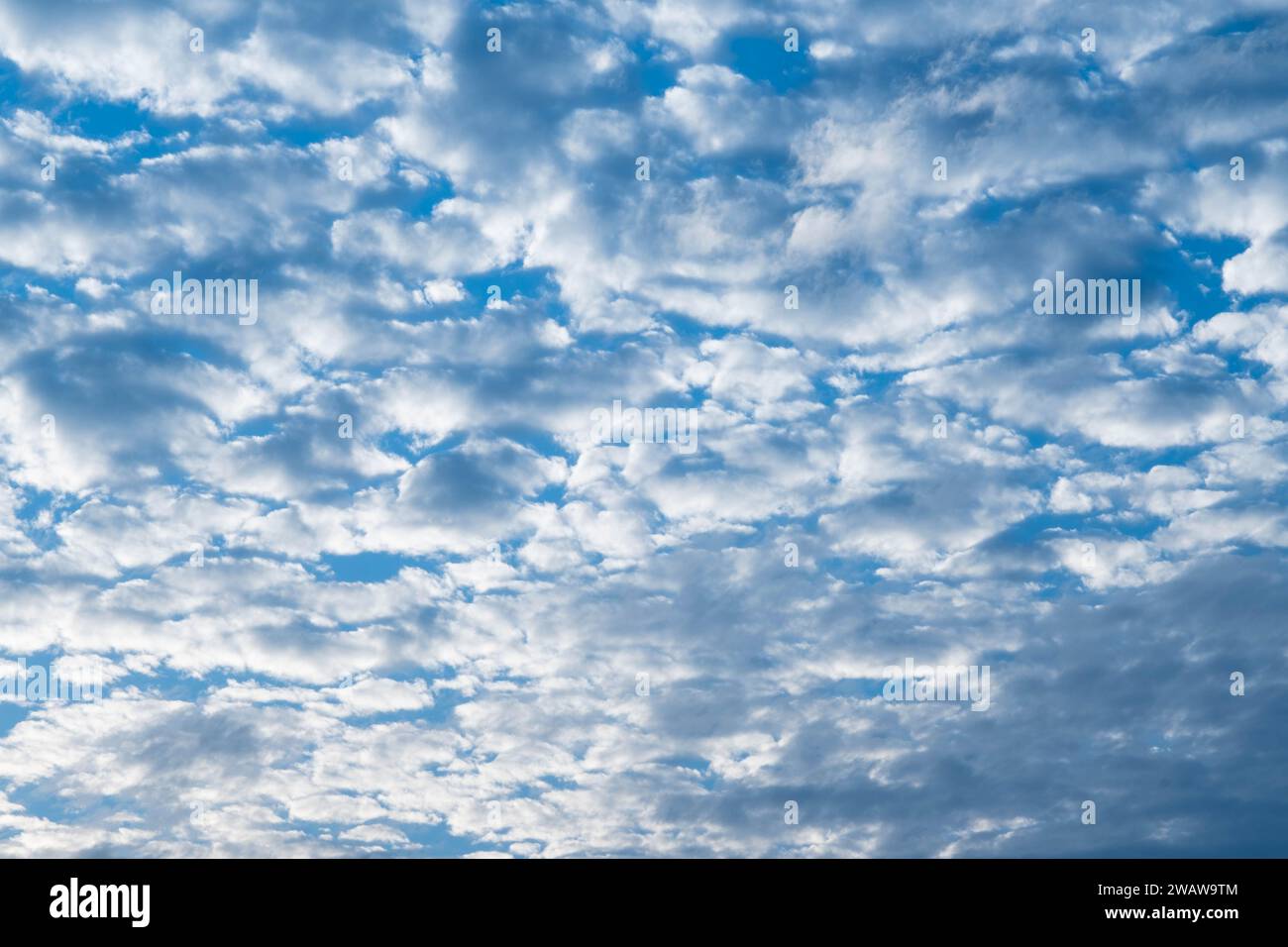 Wunderschöner Himmel mit Wolken und Sonne an einem Sommertag. Zeitraffer der Wolken über dem blauen Himmel mit Sonnenschein. Hintergrund der Natur des Himmels. Stockfoto