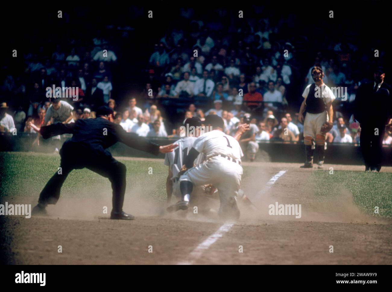 DETROIT, MI - 3. JULI: Luis Aparicio #11 von den Chicago White Sox rutscht unter dem Tag des dritten Basemans Eddie Yost #1 der Detroit Tigers als Schiedsrichter Bill McKinley ist da, um den Anruf während eines MLB-Spiels am 3. Juli 1959 im Briggs Stadium in Detroit, Michigan zu machen. (Foto von Hy Peskin) *** örtlicher Bildtitel *** Luis Aparicio;Eddie Yost;Bill McKinley Stockfoto