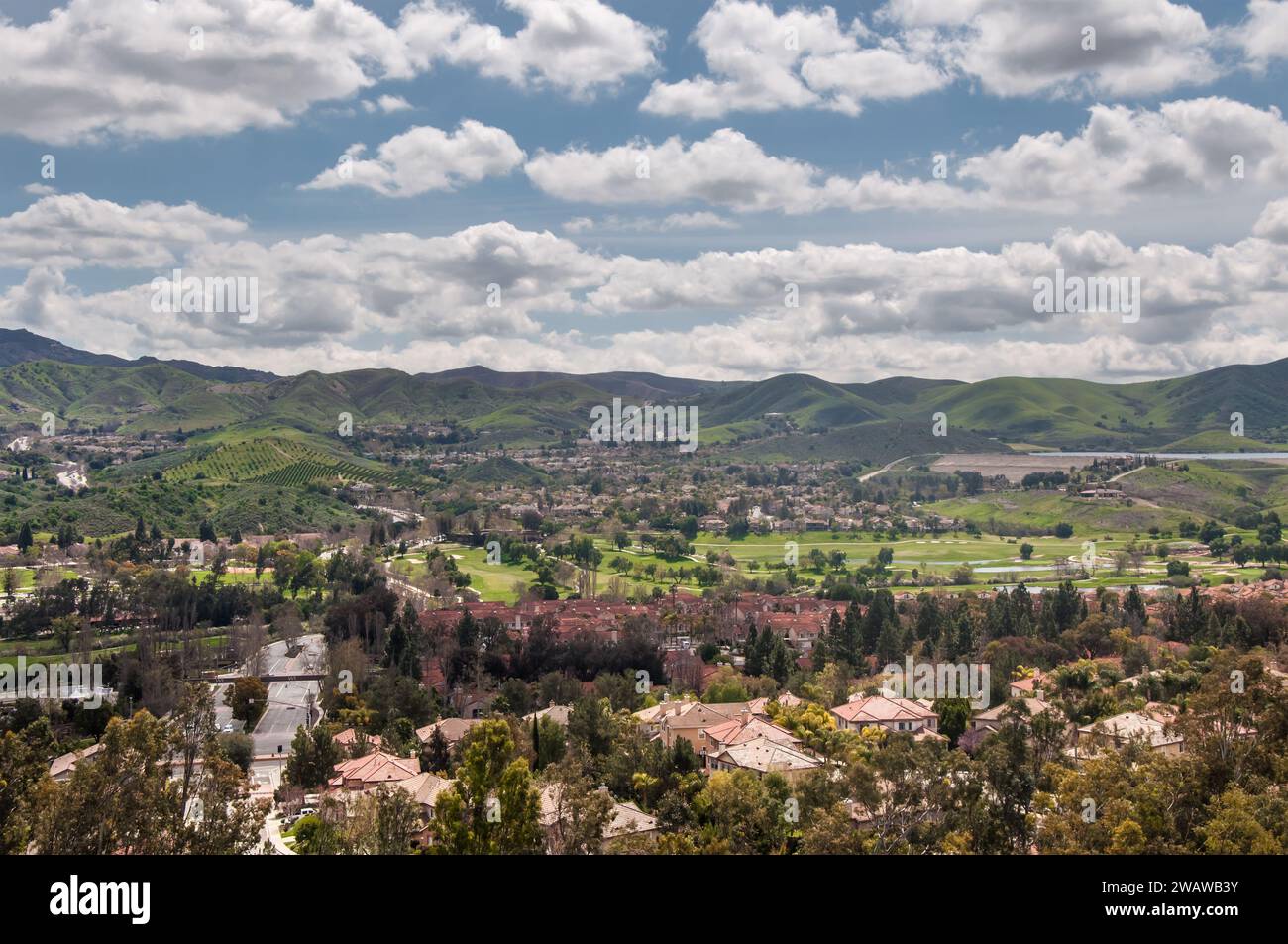 California Landscape - aus der Vogelperspektive auf das Simi Valley in der Nähe von Los Angeles CA, im Frühling Stockfoto