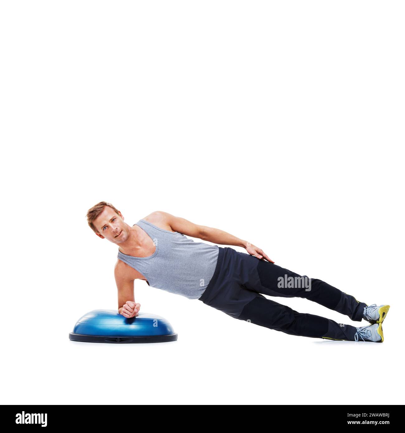 Mann, Fitness und Balance auf bosu Ball für Core Training, Muskel und Workout isoliert auf weißem Hintergrund. Trainingsgeräte, Kraft und Ausdauer Stockfoto
