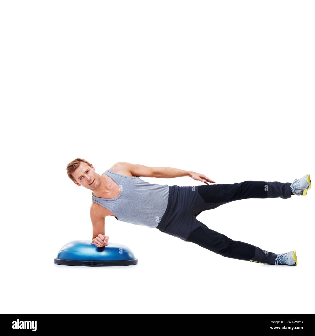 Mann, Bewegung und Gleichgewicht auf bosu Ball für Core Training, Muskel und Workout isoliert auf weißem Hintergrund. Fitnessgeräte, Kraft und Ausdauer Stockfoto