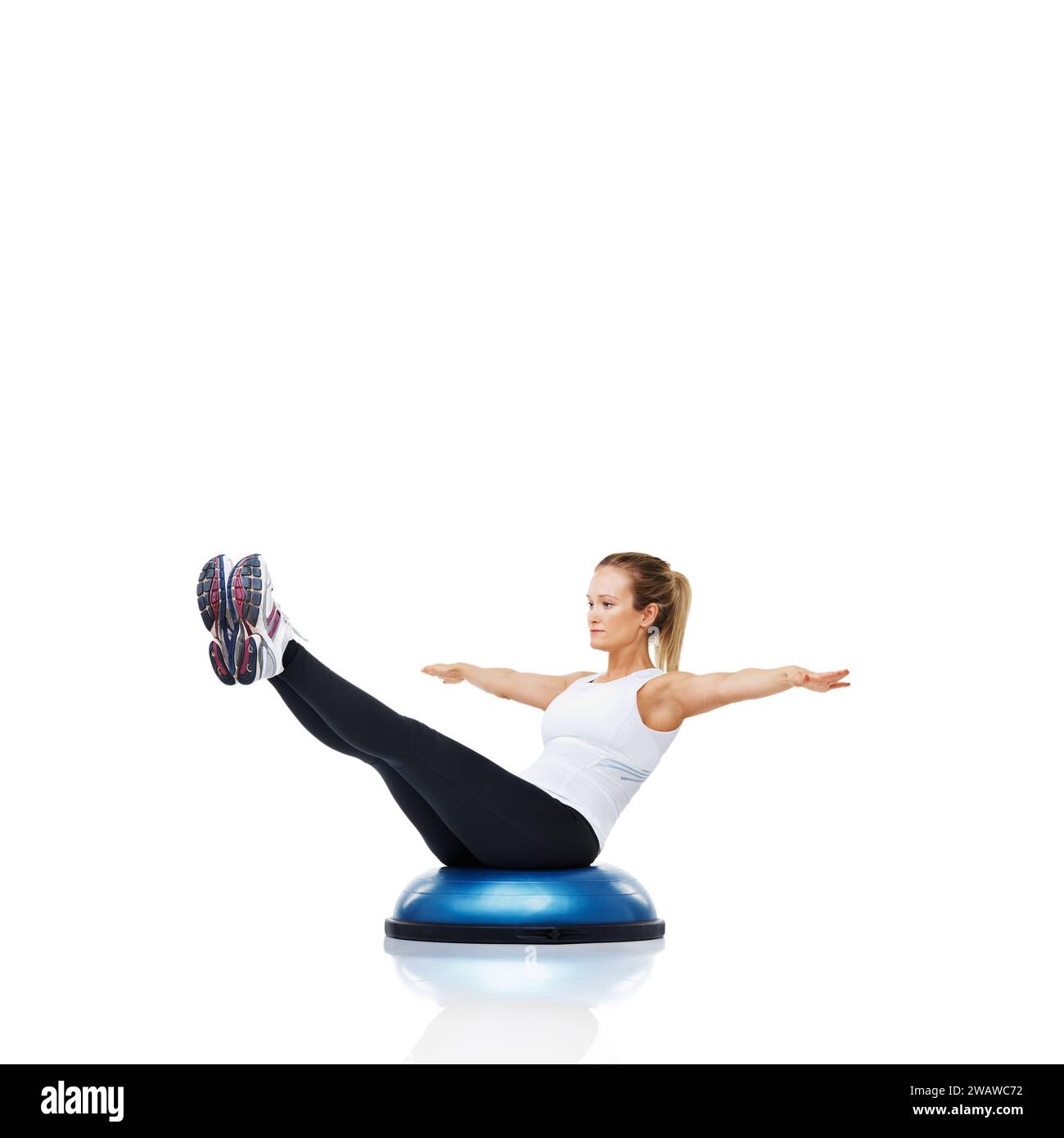 Balance, Workout und Frau mit bosu Ball für Training, Core Training und Wellness auf weißem Hintergrund. Muskel, Kraft und Kraft mit Herausforderung Stockfoto