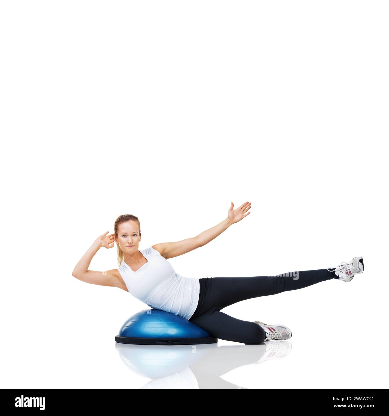 Frau, Athletin und Fitness mit bosu Ball für Core Training und Muskel, Balance und Workout auf weißem Hintergrund. Trainingsgeräte, Kraft und Stockfoto