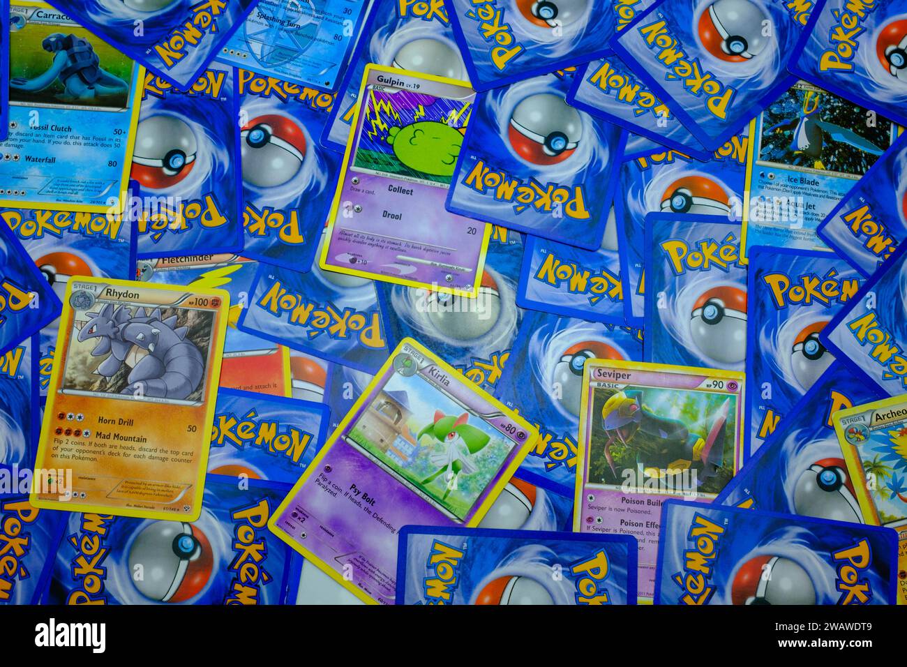 Sammlung authentischer gebrauchter Pokémon-Tauschkarten, sammelbares japanisches Spiel. Stockfoto