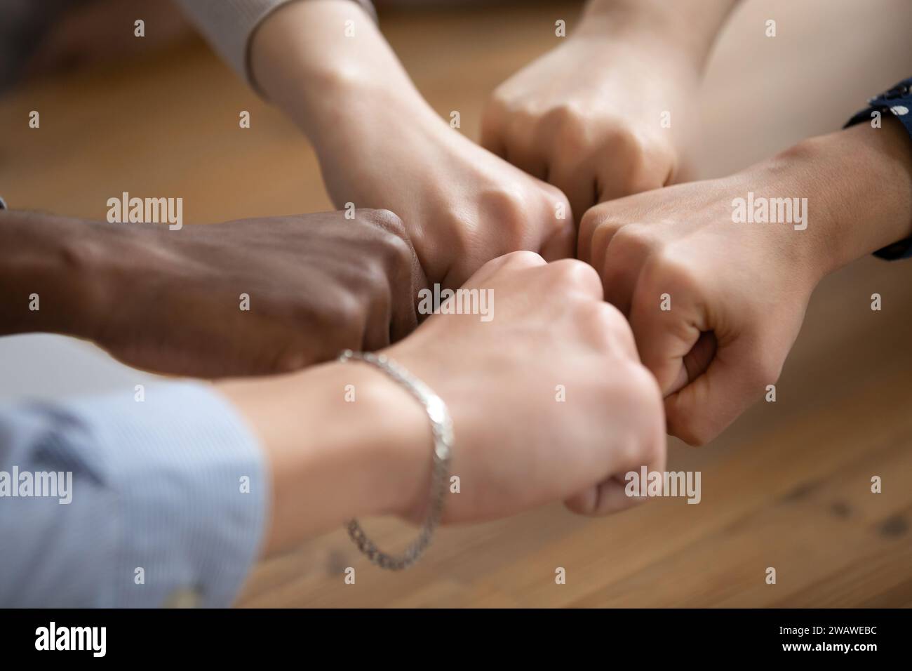 Nahaufnahme einer multiethnischen Gruppe Join Hands zeigen Teamgeist Stockfoto