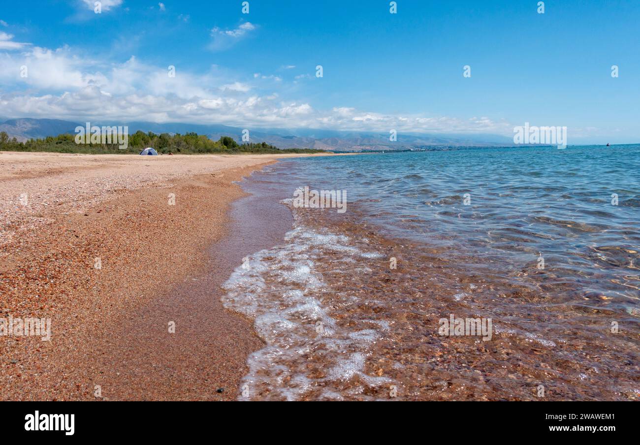 Bergsee, sauberes, transparentes Wasser. Küstenlinie. Kirgisistan, natürlicher Hintergrund des Issyk-Kul-Sees Stockfoto