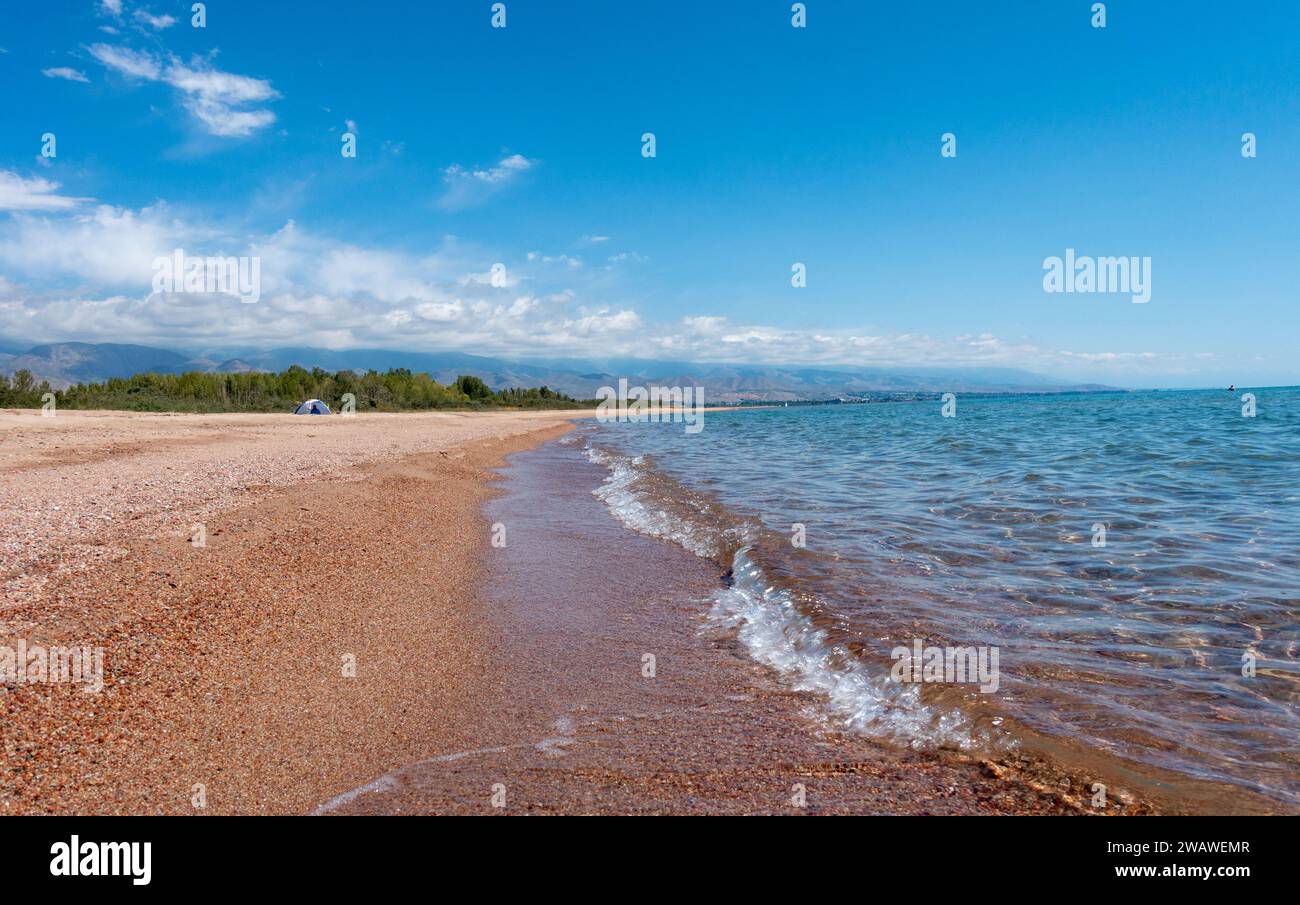 Bergsee, sauberes, transparentes Wasser. Küstenlinie. Kirgisistan, natürlicher Hintergrund des Issyk-Kul-Sees Stockfoto