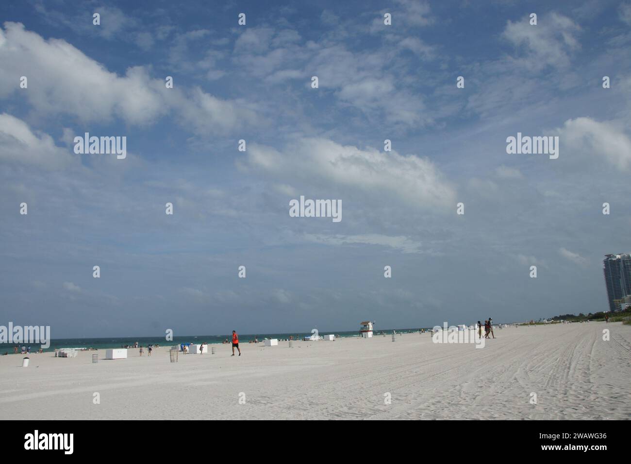 Entdecken Sie Floridas Schönheit! Erkunden Sie atemberaubende Strände, lebendige Kultur und berühmte Wahrzeichen in Miami Beach. Tauchen Sie ein in den glitzernden Sand und Stockfoto