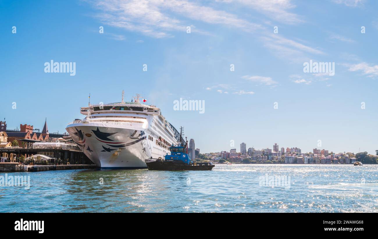 Sydney, Australien - 19. April 2022: P&O Cruises Pacific Explorer Kreuzfahrtschiff auf dem Weg vom Hafen von Sydney zum White Bay Cruise Terminal Stockfoto