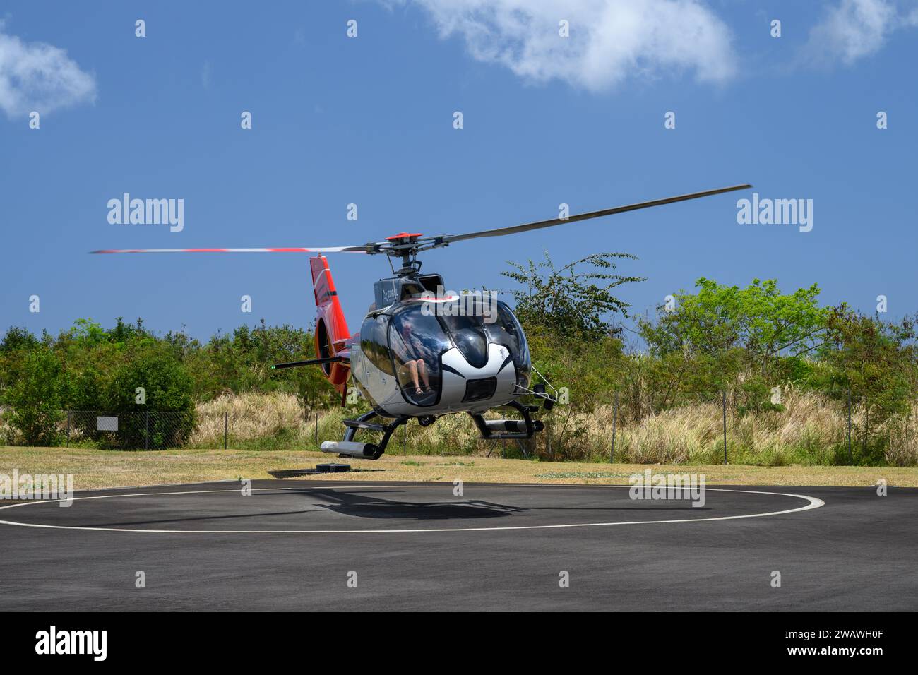 Triolet, Mauritius - 25. Oktober 2023: Privater Rundflug-Hubschrauber mit Corail Helicopteres Landung auf dem Helipad Stockfoto