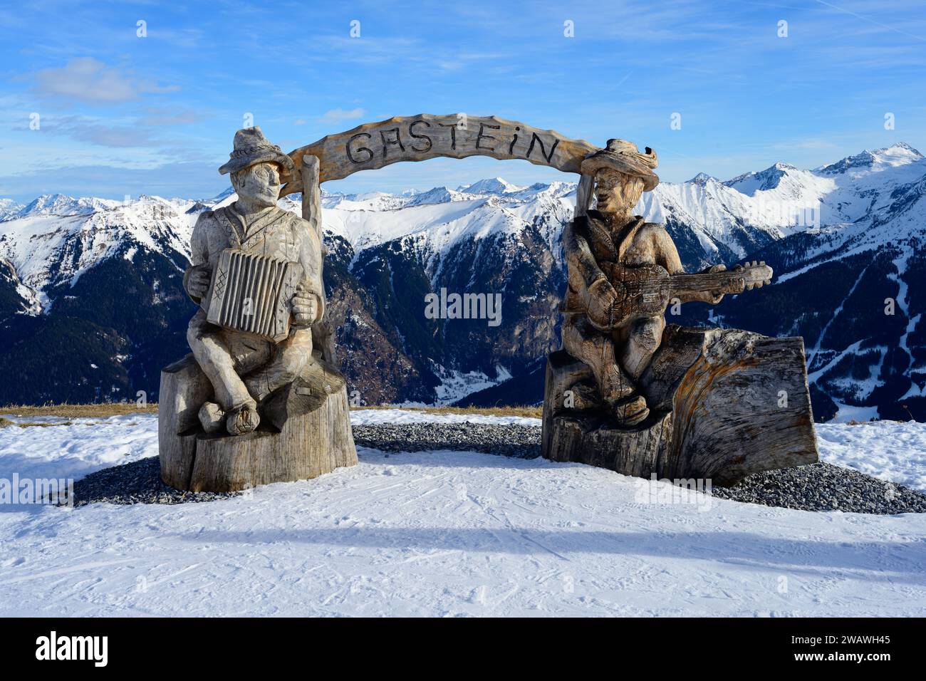 Skigebiet Bad Gastein Bergpanorama mit Schnee und Holzskulptur mit Schriftzug Stockfoto