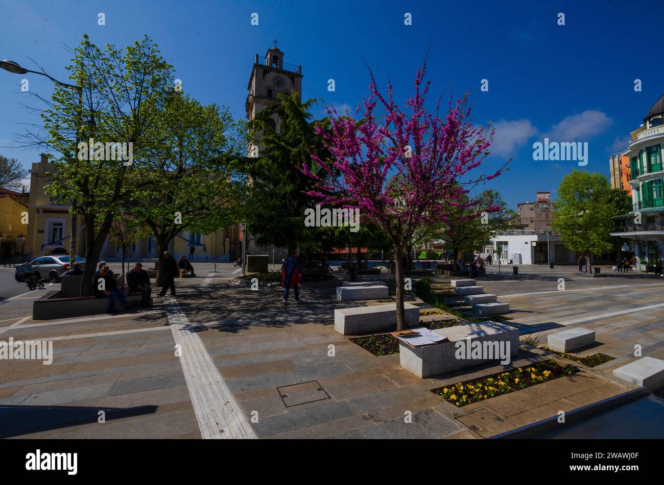 Allgemeiner Blick auf den Nikis-Platz und den berühmten Uhrturm im Zentrum von Kozani in Nordgriechenland - Foto: Geopix Stockfoto