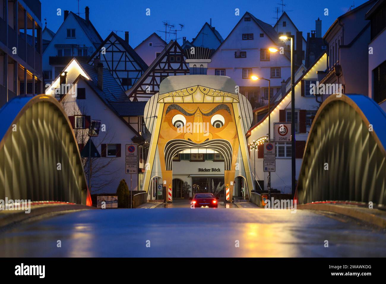 07. Januar 2024, Baden-Württemberg, Riedlingen: Der Goletor steht am Eingang zur Altstadt von Riedlingen. Das Tor zeigt den überdimensionalen Kopf der „Gole“, eine der Riedlinger Fasnet-Figuren aus dem Jahr 1890. Das Tor wird nur zu besonderen Anlässen in der Stadt an der Donau errichtet. Grund dafür ist die Karnevalssitzung der Vereinigung Schwäbisch Alemannischer Narrenzünfte (VSAN) am 04.02.2024. Wer in die Innenstadt von Riedlingen kommt, sieht nun die rollenden Augen der mächtigen „Gole“ von weitem und kann die historische Altstadt nur durch die gigantische Mundöffnung betreten Stockfoto