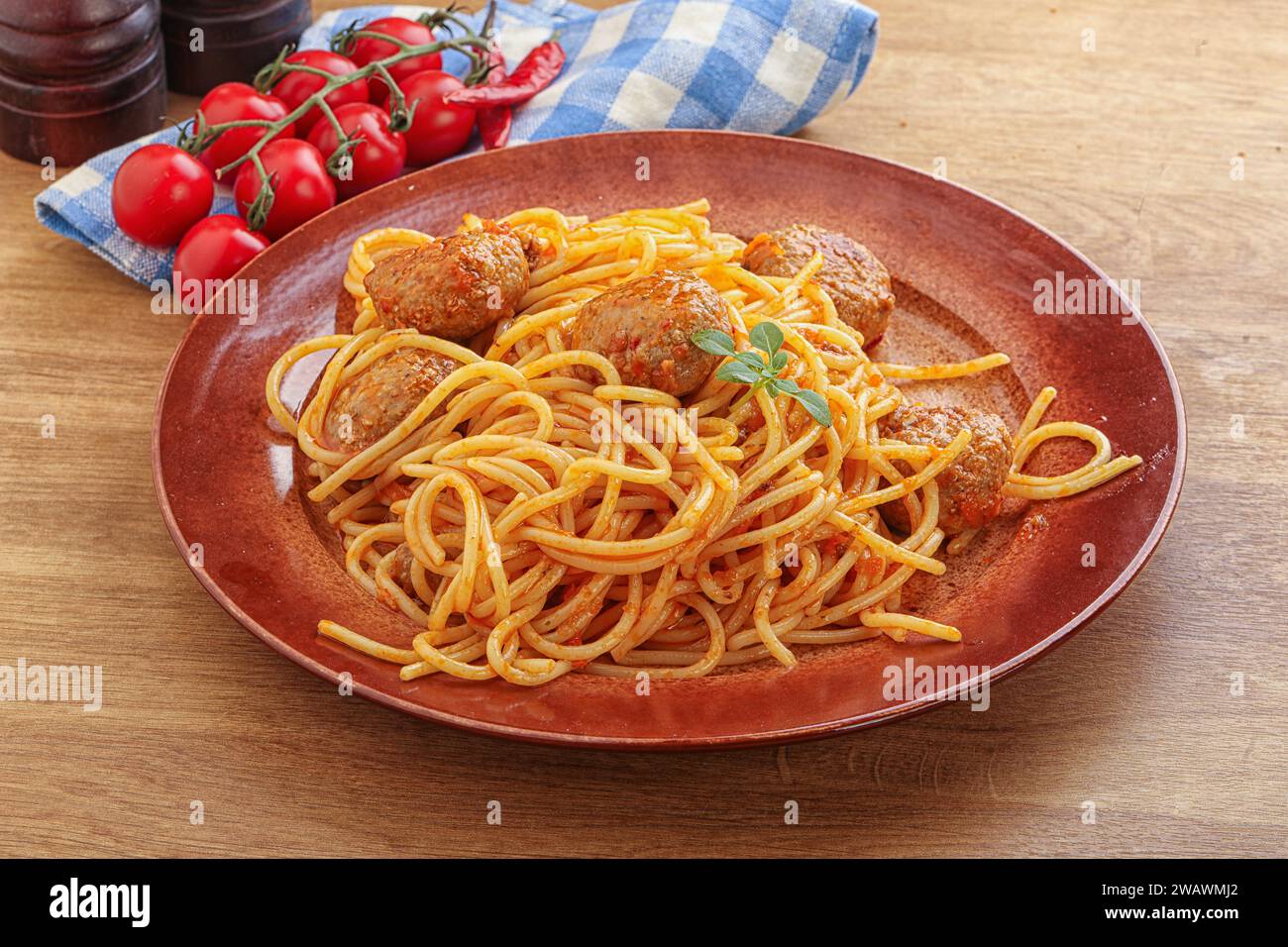 Italienische Spaghetti mit Fleischbällchen in Tomatensauce Stockfoto