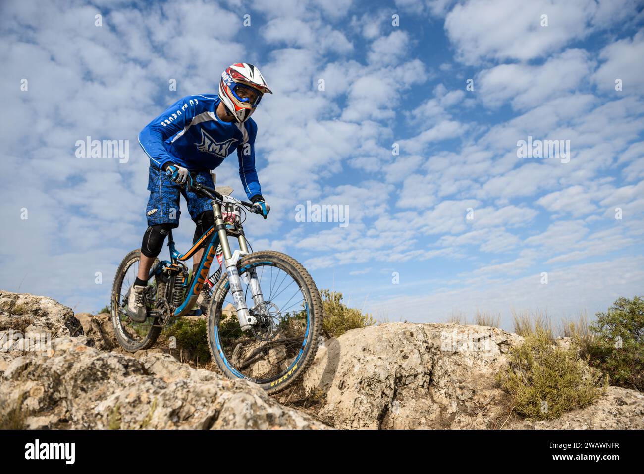 Radfahrer auf einem MTB-Downhill-Mountainbike Stockfoto