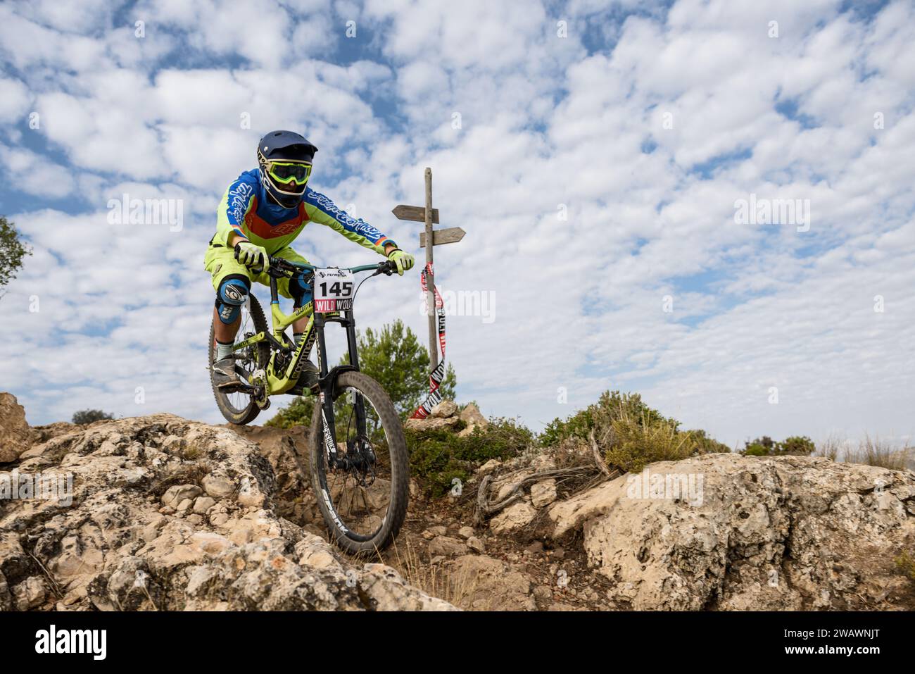 Radfahrer auf einem MTB-Downhill-Mountainbike Stockfoto