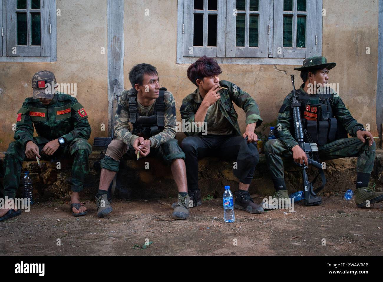Soldaten der Widerstandsstreitkräfte machen während der Operation 1111 eine Pause, wo sie an einem Kampf gegen die Militärjunta in der Gemeinde Demoso beteiligt waren. Stockfoto