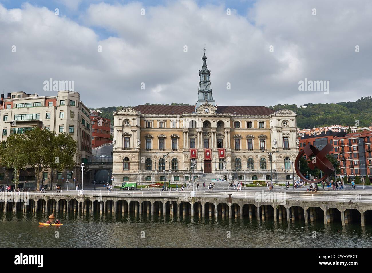 Blick auf den Fluss Nervion und den Stadtrat, Bilbao, Biskaya, Baskenland, Spanien, Europa Stockfoto