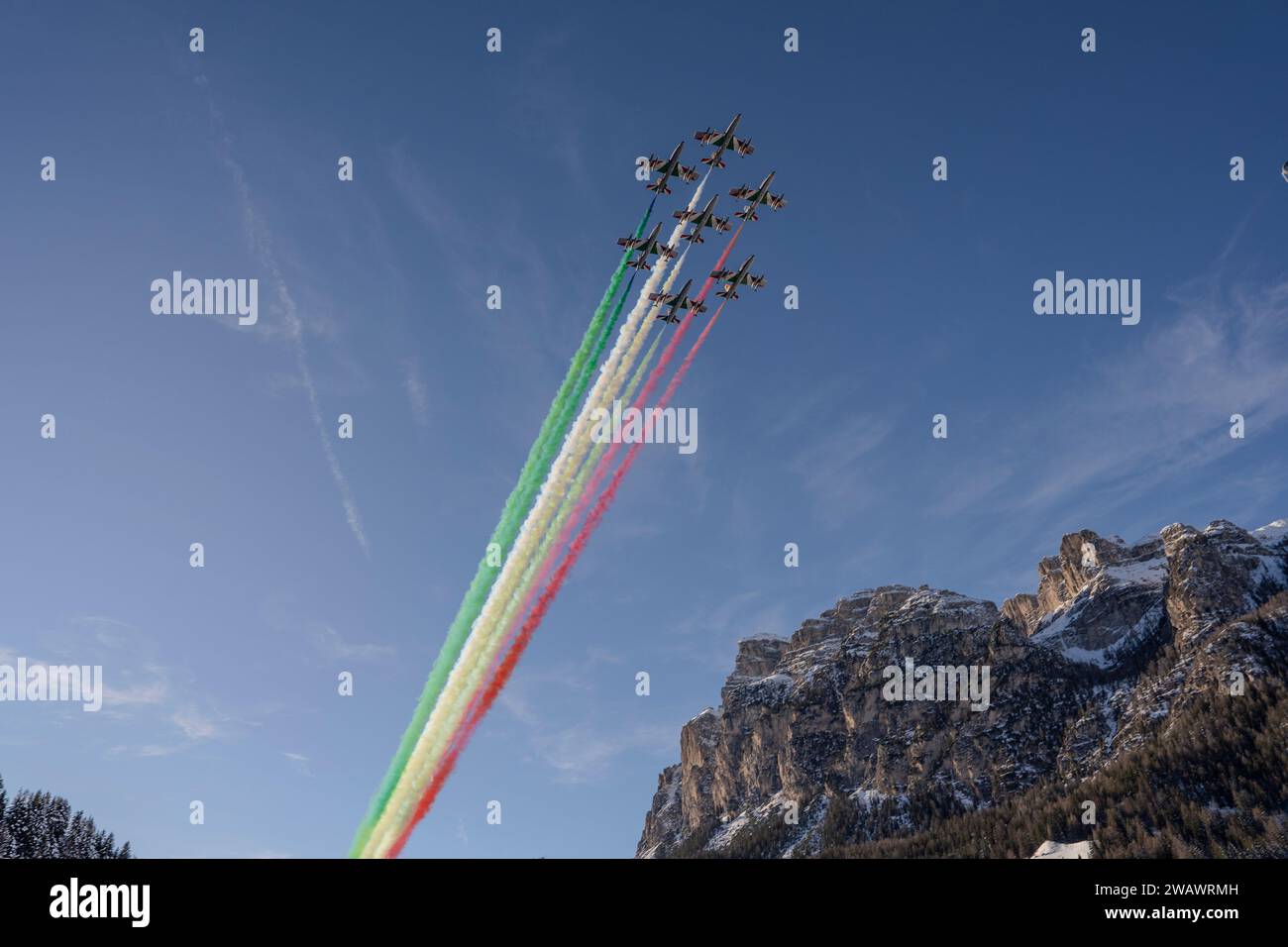 Alta Badia, Italien 17. Dezember 2023. Die italienische Luftwaffe Frecce Tricolori (Tricolor Pfeile) tritt während der Audi FIS Alpine World auf Stockfoto