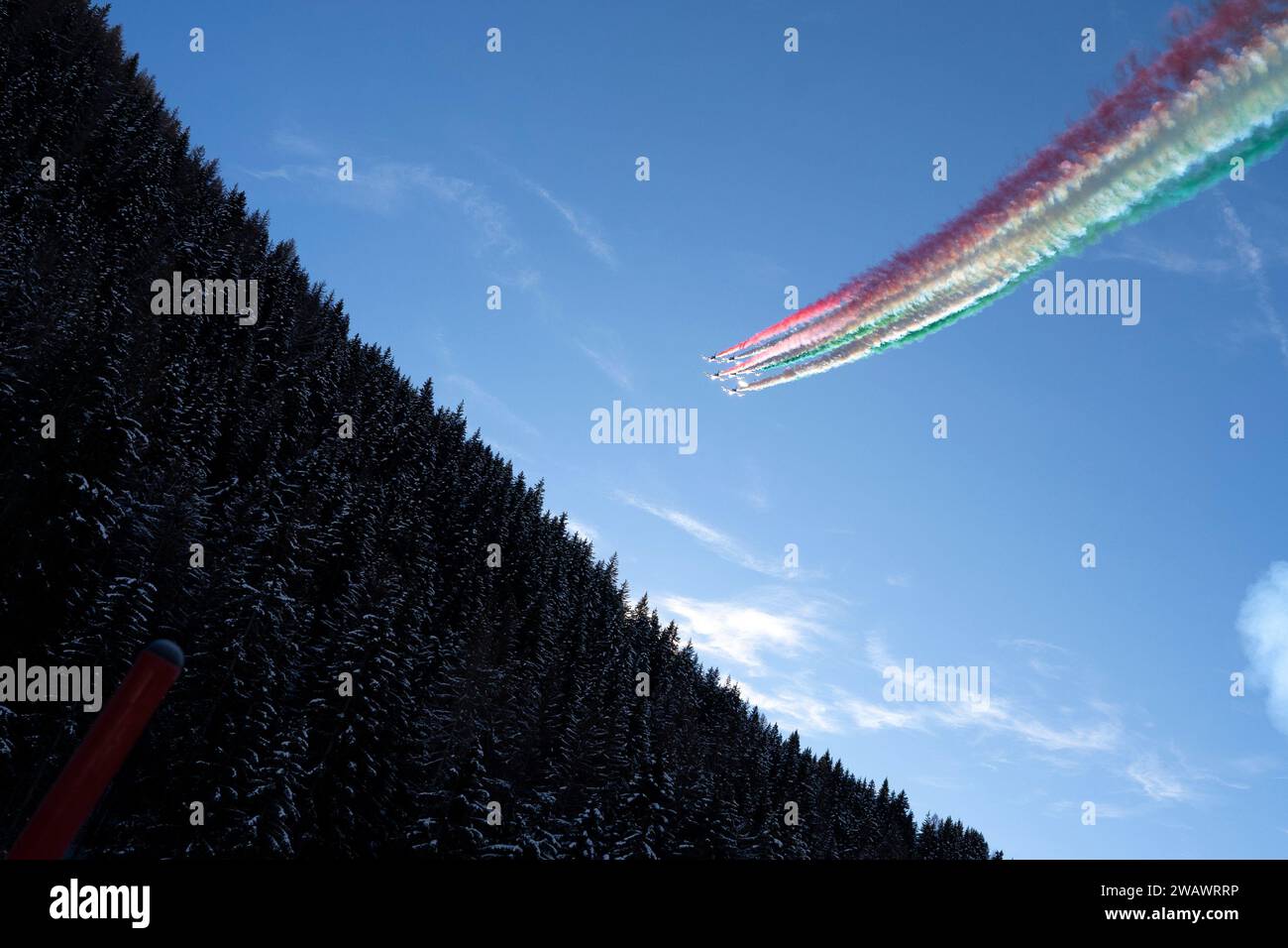 Alta Badia, Italien 17. Dezember 2023. Die italienische Luftwaffe Frecce Tricolori (Tricolor Pfeile) tritt während der Audi FIS Alpine World auf Stockfoto