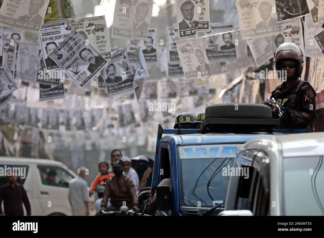 Dhaka, Bangladesch. Januar 2024. BGB-Mitglieder fahren mit einem Pickup-Truck, während sie die Parlamentswahlen in Dhaka, Bangladesch, am 7. Januar 2024 patrouillieren. Die Parlamentswahlen in Bangladesch. Foto: Habibur Rahman/ABACAPRESS.COM Credit: Abaca Press/Alamy Live News Stockfoto