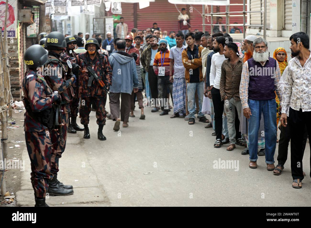 Dhaka, Bangladesch. Januar 2024. BGB-Mitglieder fahren mit einem Pickup-Truck, während sie die Parlamentswahlen in Dhaka, Bangladesch, am 7. Januar 2024 patrouillieren. Die Parlamentswahlen in Bangladesch. Foto: Habibur Rahman/ABACAPRESS.COM Credit: Abaca Press/Alamy Live News Stockfoto