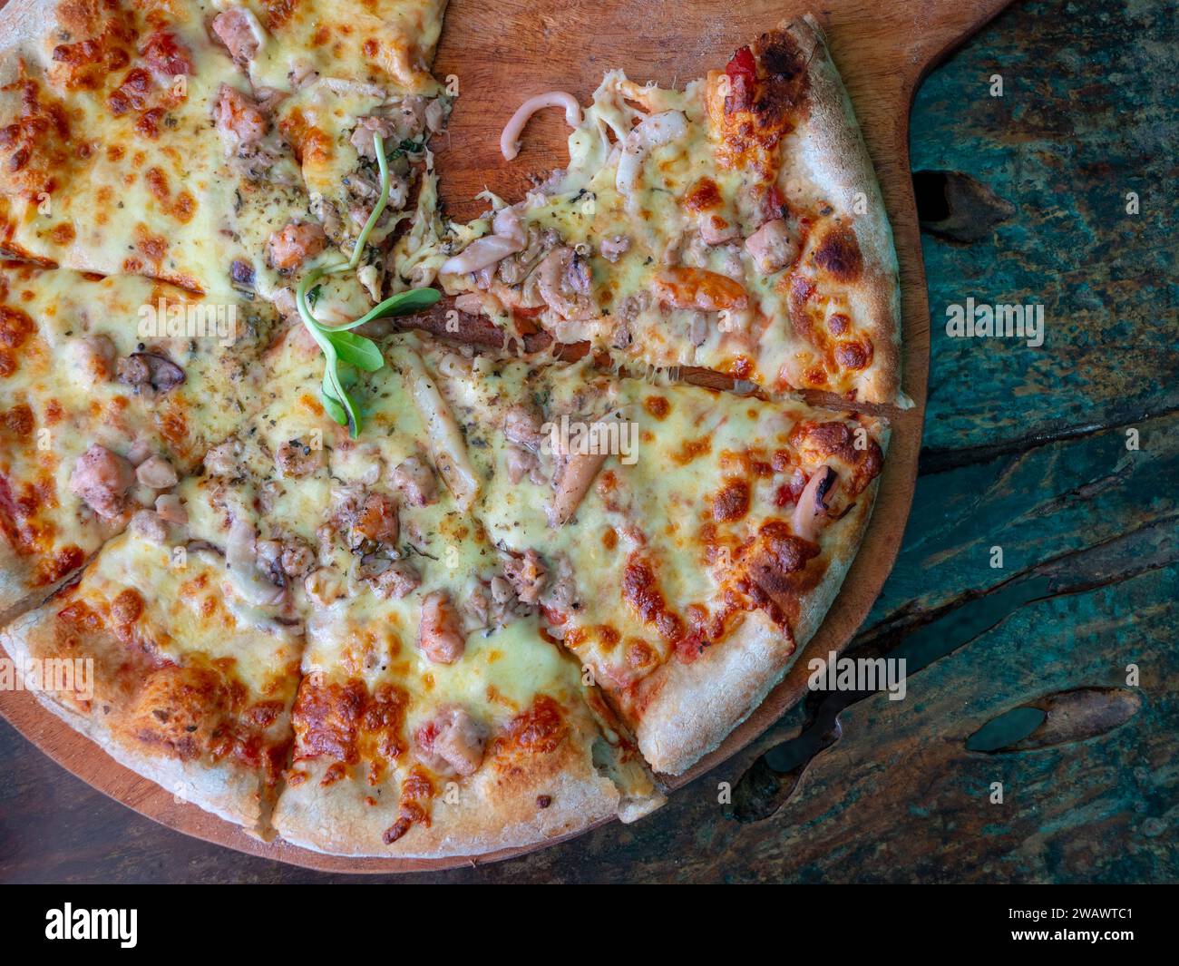 Hausgemachte Pizza mit Meeresfrüchten Stockfoto